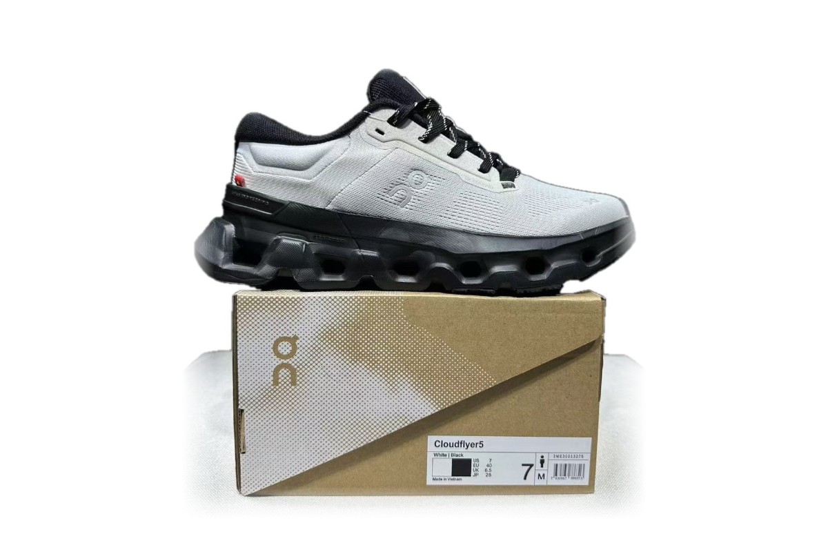 OnCloud Flyer 5 Grey Black Sole on box