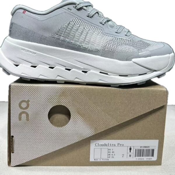 OnCloud Cloudultra Pro Light Grey Blue on box
