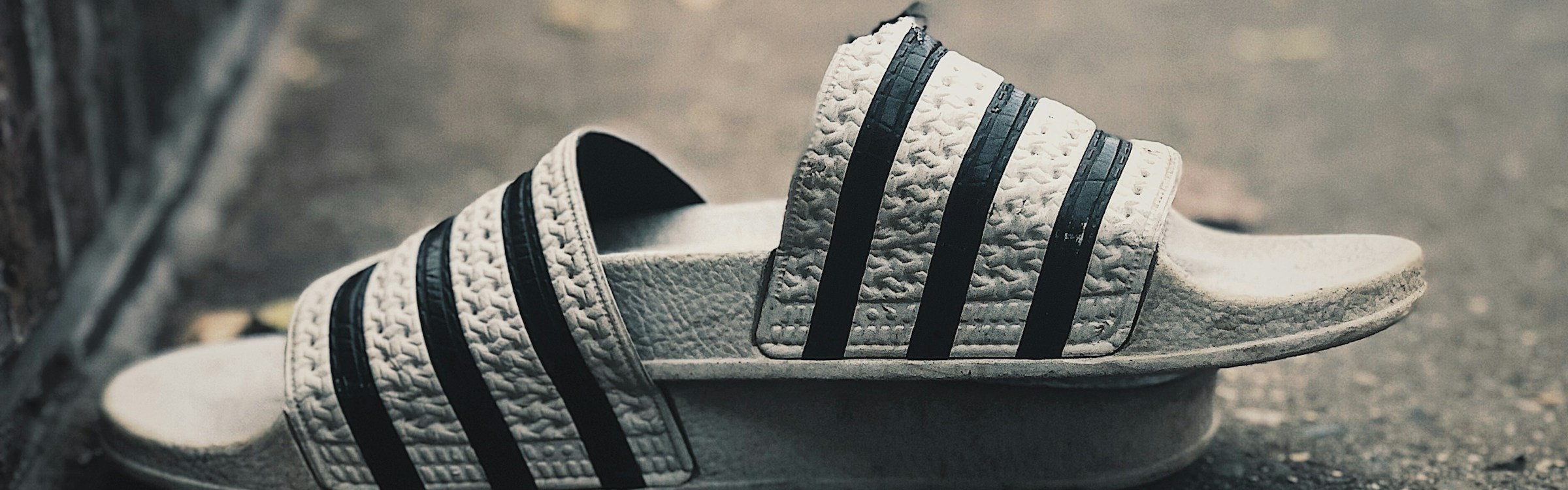 Slippers & slides