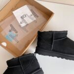 UGG classic ultra mini black